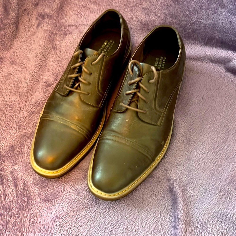 Men’s size 11 brown leather Perry Ellis dress shoes